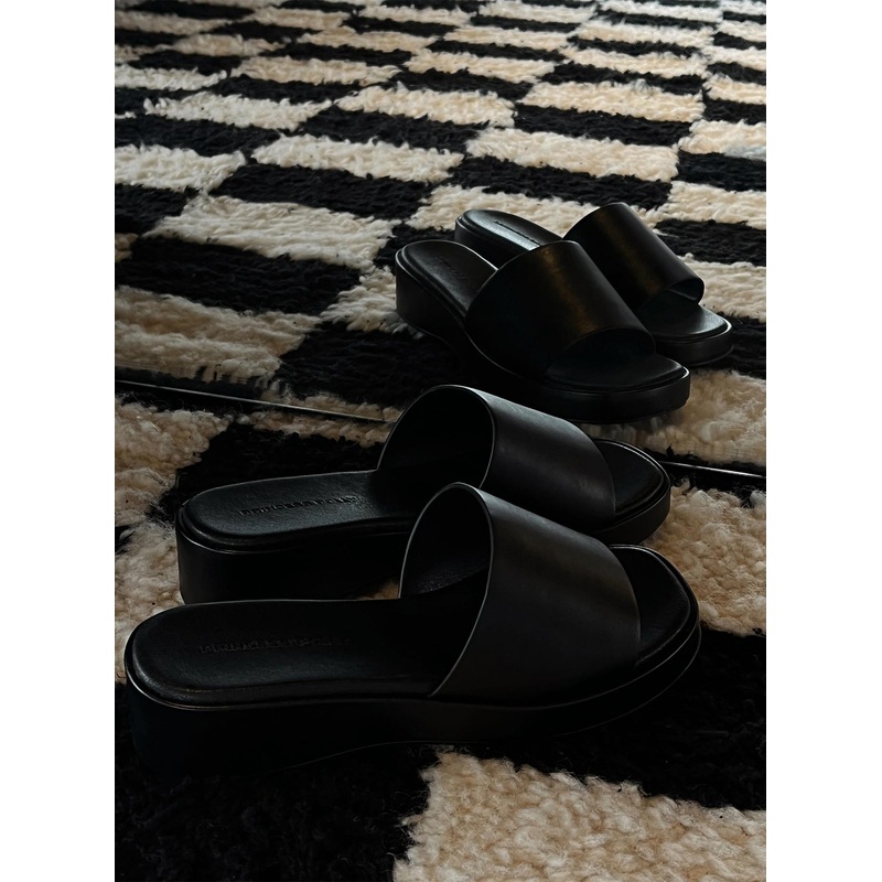 Delia Sandals Black